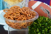 Serving snacks in PET party containers